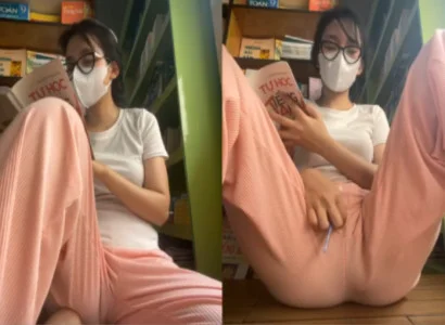 Cô em vừa đọc từng trang vừa nhét sextoy vào lồn