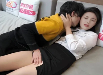 Cô nhân viên văn phòng chiều sếp trong âm thầm vì tiền