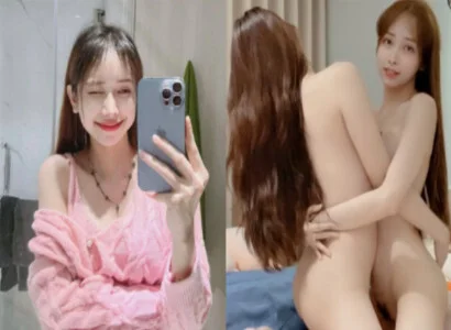Hai cô gái trong buổi phát trực tiếp móc bím trong lúc phát trực tiếp