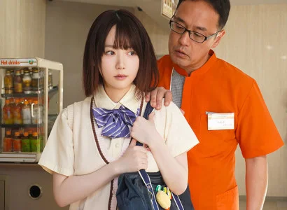 Người đàn ông quản lý đối phó với em gái ăn cắp vặt trong cửa hàng