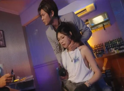 Cô gái xinh đẹp bị địt bởi đám đông